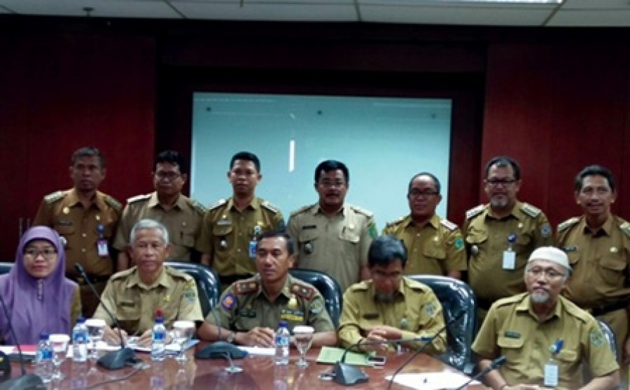 CAMAT BERPRESTASI : Mawardi (tengah berdiri) saat mengikuti penilaian di Pemprov Kaltim.