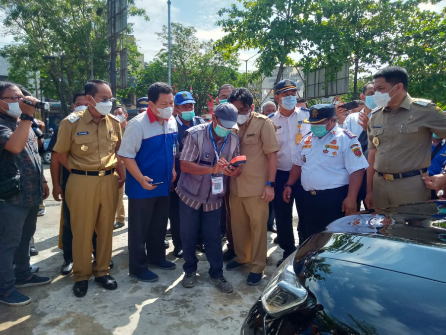 salah satu jukir dicoba untuk melakukan penerapan E-parking (Claudius Vico/Korankaltim.com)