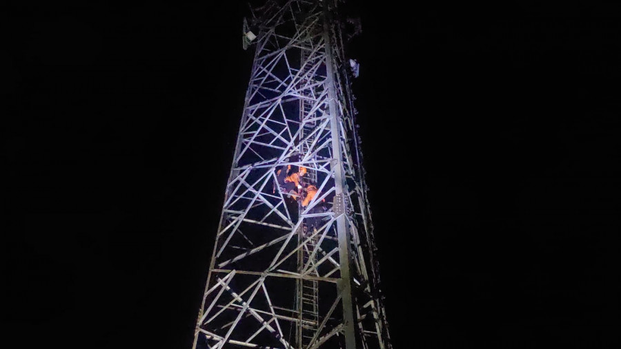 Erna wanita berusia 45 tahun di Balikpapan nekat memanjat tower dengan ketinggai 30 meter. Proses evakuasi yang berlangsung delama 3 jam berhasil membawa Erna turun dengan kondisi selamat, Kamis (14/3/2024). (David Purba / Korankaltim.com)