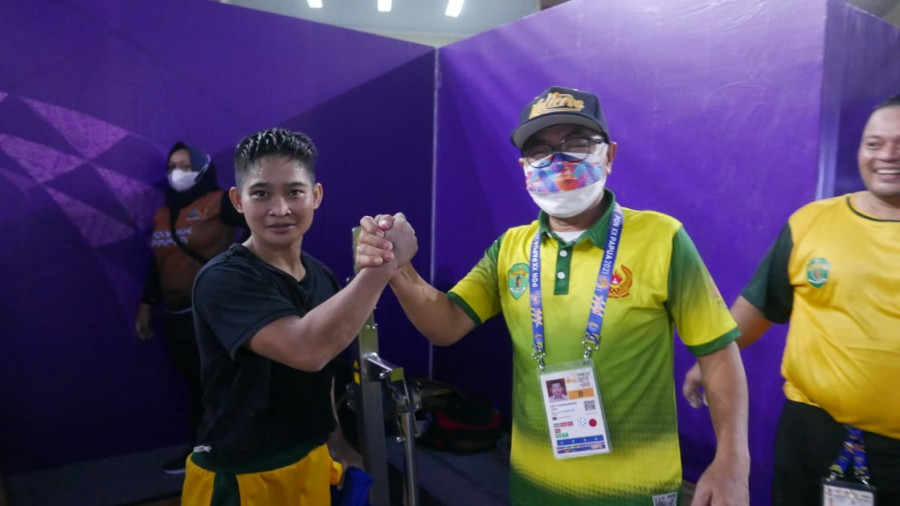 Widari (kiri) lifter angkat berat Kaltim, yang menyumbangkan medali emas untuk Kaltim, bersama Ketua Pengprov Pabersi Kaltim Rusdiansyah Aras pada Senin (11/10/2021) hari ini. (Foto:Istimewa)