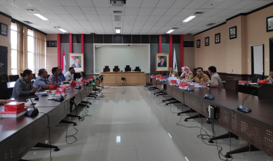 Sekretaris DPRD Kaltim Muhammad Ramadhan beserta jajaran, bersama Pimpinan dan Anggota Badan Anggaran DPRD Penajam Paser Utara, saat pertemuan membahas konsultasi Badan Anggaran PPU terkait Hak Keuangan DPRD, Selasa (2/6)