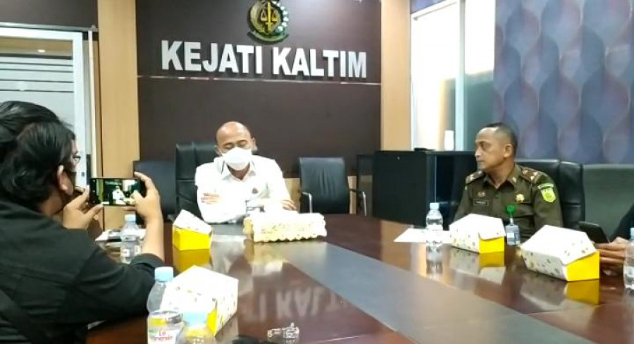 Kajati Kaltim Deden Riki Hayatul Firman (tengah kemeja putih) saat silaturahmi dengan awak media di Kantor Kejati Kaltim Kamis (23/07/2020)