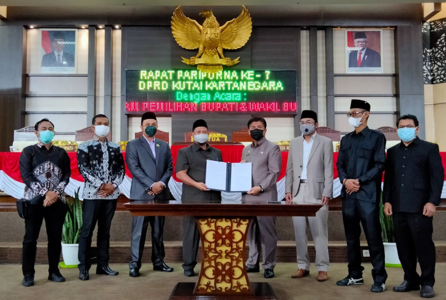 Penandatanganan penetapan hasil pengumuman Bupati dan Wakil Bupati Kukar terpilih oleh Unsur Pimpinan DPRD, turut disaksikan KPU dan Bawaslu Kukar (Heri/korankaltim.com)