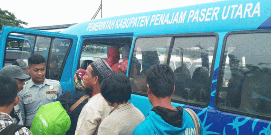 Sejumlah penumpang diangkut menggunakan mobil pemerintah akibat aksi mogok sopir di Terminal PPU.(Erwin/korankaltim.com)