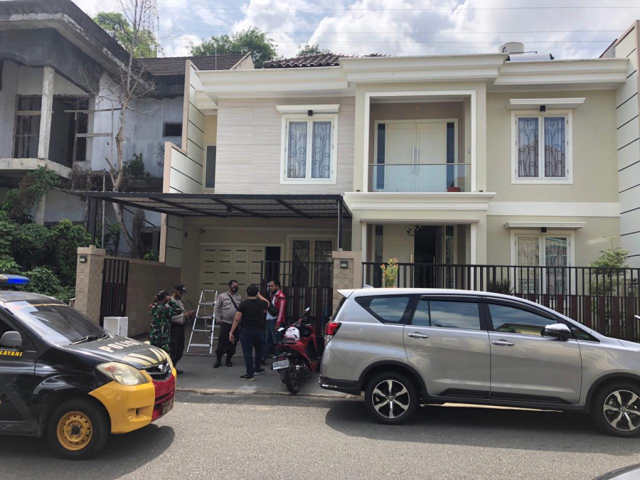 Tim Gabungan saat melakukan Olah TKP di kawasan elit Balikpapan Baru Cluster Windsor (Yudi Had