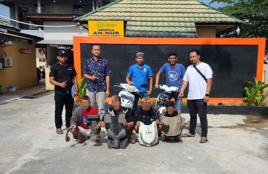 Keempat pelaku yang diringkus Tim Anti Bandit Polsek Sungai Kunjang di Base Camenya, sehari setelah kejadian. (Foto:Istimewa)