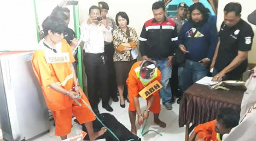 Para pelaku ketika melakukan pembunuhan terhadap Sunarsi ( yudi / korankaltim.com)