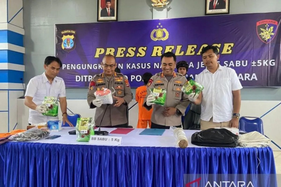 Direktur Polairud Polda Kaltara, Kombes Pol Bambang Wiriawan (nomor dua dari kiri) memberikan keterangan menggagalkan penyelundupan narkotika jenis sabu seberat kurang lebih lima kilogram dari JS (31) di Mako Polairud di Tarakan, Rabu (27/12). (Foto: ANTA