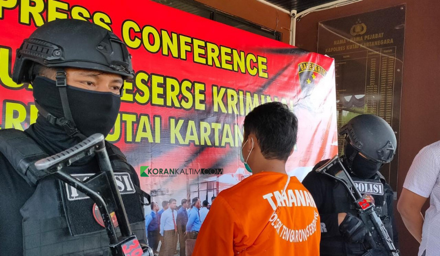 Tersangka A (23) diamankan oleh Tim Aligator dan Polsek Tenggarong Seberang akibat kasus pencurian dengan kekerasan dan pencurian dengan pemberatan di Tenggarong Seberang. (Foto: Reza Fahlevi/Korankaltim.com)