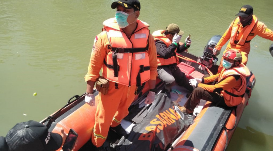 Petugas Sar Gabungan saat mengevakuasi korban MD dari Sungai Somber. (Foto: IST)