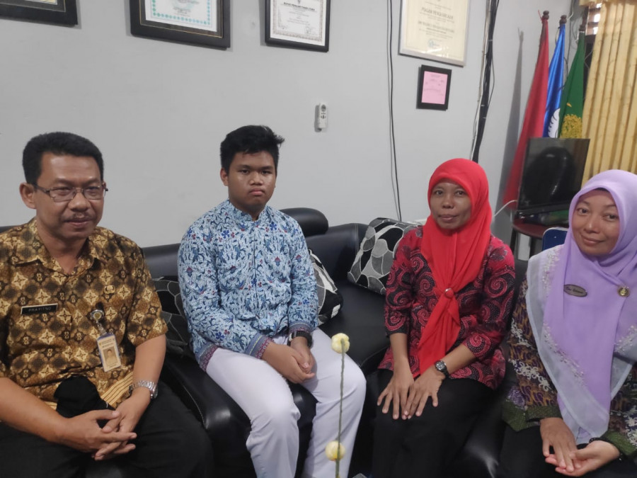 Muhammad Aditya Rizaldi (baju batik) akan mengikuti perlombaan Olimpiade Sains Nasional (OSN) tingkat nasional di Yogyakarta pada 30 Juni sampai 6 Juli 2019. (Erwin/KoranKaltim.Com