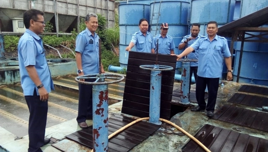 Plt Kepala Cabang Tenggarong beserta Kasi IPA yang ada di Tenggarong di dampingi Kasubag Humas PDAM Tirta Mahakam persiapan sebelum dilakukan pengurasan