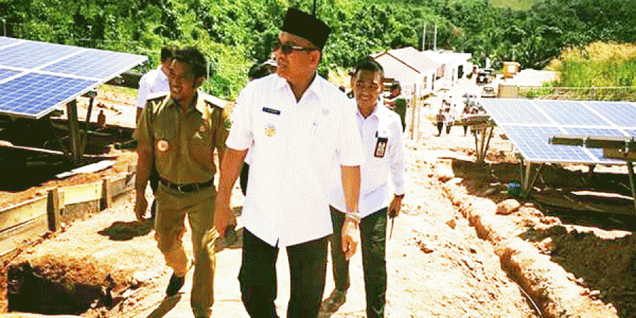 Suasana kunjungan Bupati Muharram ke PLTS Kecamatan Kelay didampingi Kepala Kampung.(Istimewa)