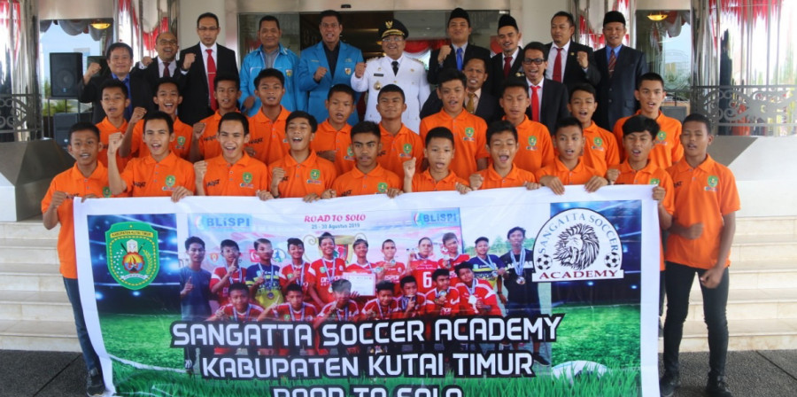Tim sepak bola U14 dilepas secara simbolis sebelum bertolak ke solo. ( Foto: Istimewa )