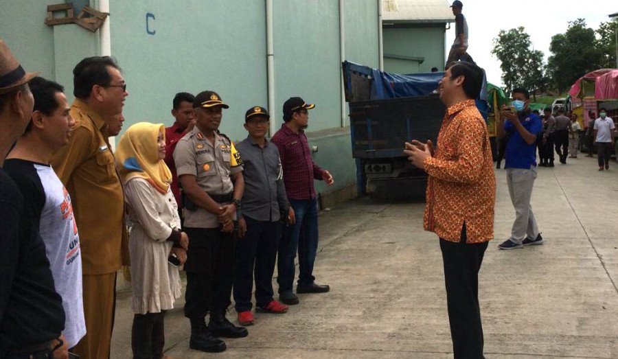 Ketua KPU Samarinda Ramon Dearnov Saragih saat memberikan laporan terkait pelepasan logistik