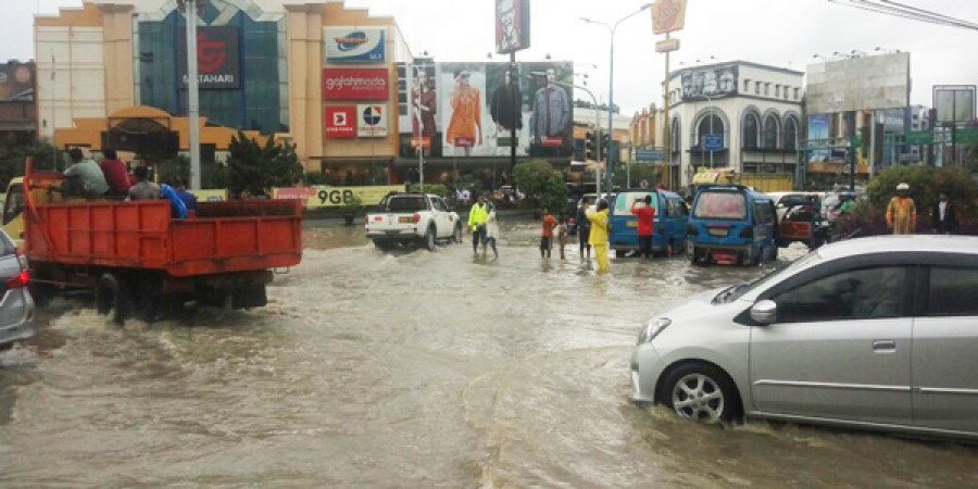 Suasana simpang Mall Lembuswana, Samarinda yang terendam banjir saat hujan mengguyur Kota Tepian hampir sejam. (santi/korankaltim.com)