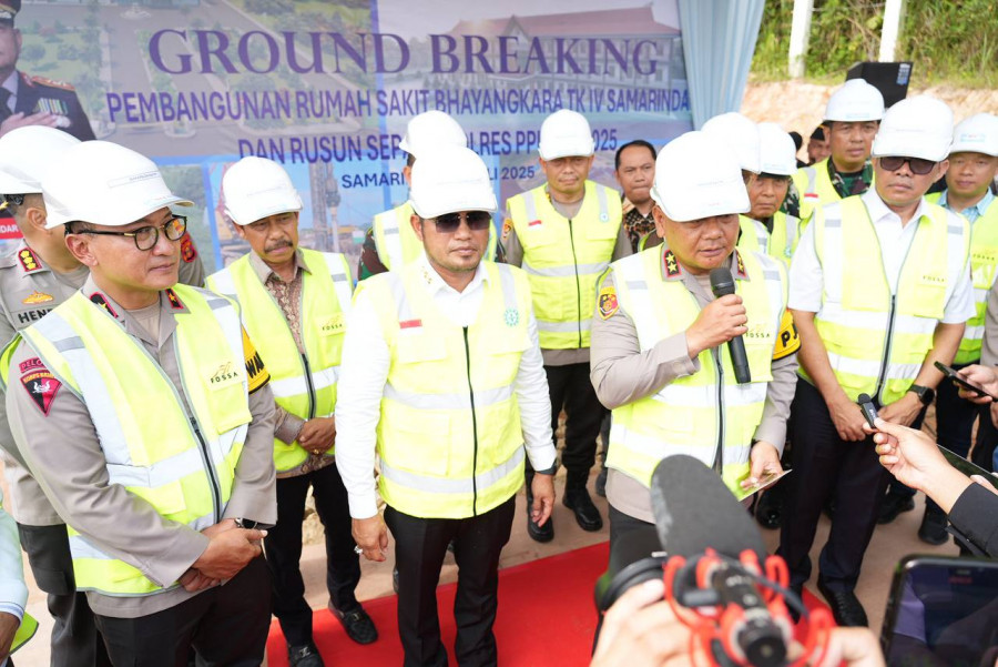 Gubernur Harum bersama Kapolda Kaltim Irjen Pol Endar Priantoro dan Kajati Kaltim Supardi sebelum peletakan batu pertama Rumah Sakit (RS) Bhayangkara Tingkat IV Samarinda dan Rumah Susun (Rusun) Sepaku Polres Penajam Paser Utara. (SENO/ADPIMPROV KALTIM)