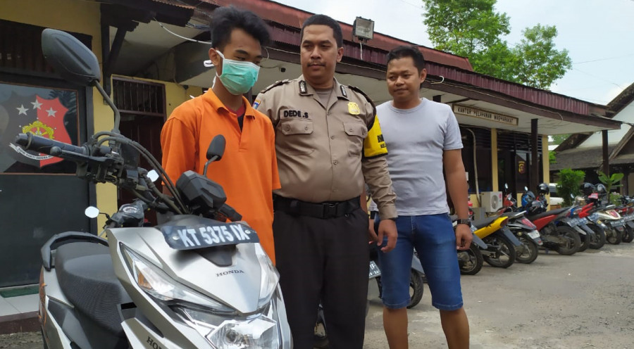 Ar (16) seorang remaja nekat bawa kabur motor temannya, mengaku untuk biaya hidup saat ini diamankan Kepolisian Polsek Samarinda Kota. (Foto: Nancy/korankaltimcom)