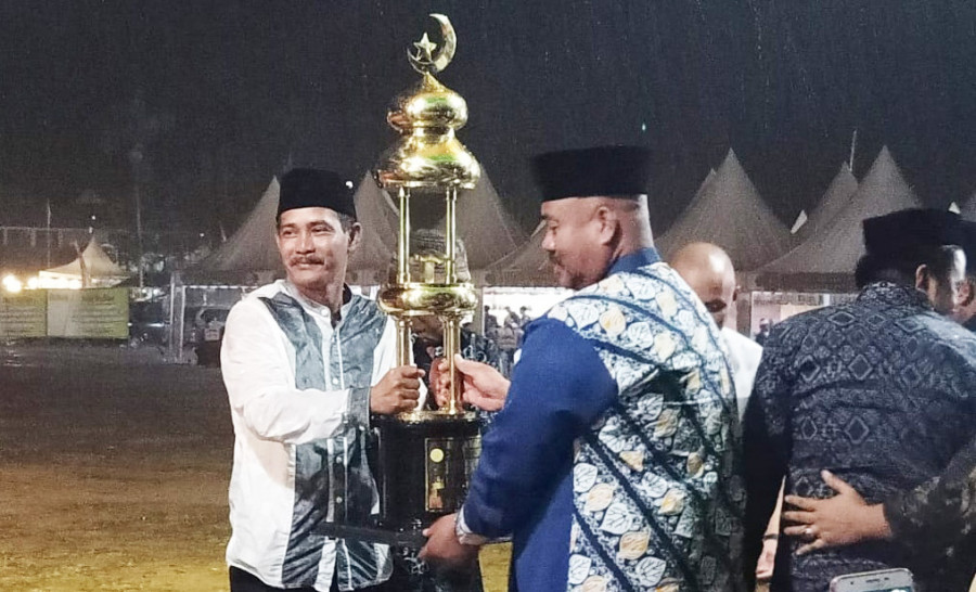 Bupati Edi Damansyah menyerahkan piala juara umum. (Foto: Ist)