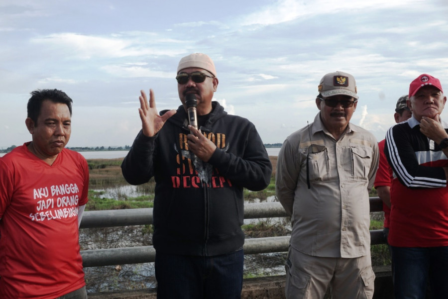 Bupati Kukar saat meninjau gotong royong di jembatan martadipura. (Foto: Prokom)