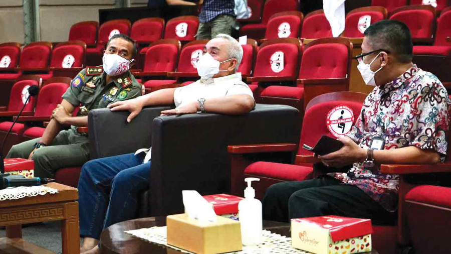 Gubernur Kaltim H Isran Noor (tengah) saat mengikuti Vidcon Evaluasi PPKM Level IV, kemarin. ( Foto: Humas Pemprov Kaltim)