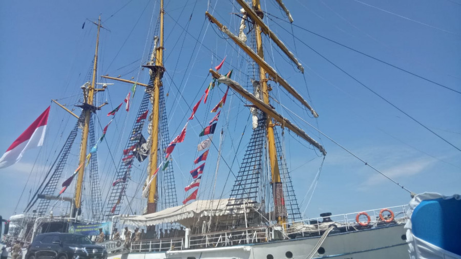 Kapal legendaris milik TNI Angkatan Laut, KRI Dewaruci saat bersandar di balikpapan