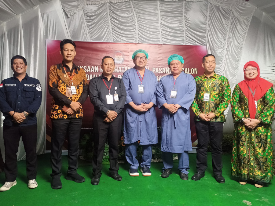 Bapaslon AYL dan AZ bersama Ketua KPU Rudi Gunawan, Kamis (29/8). (Foto: Erlita/Korankaltim.com)