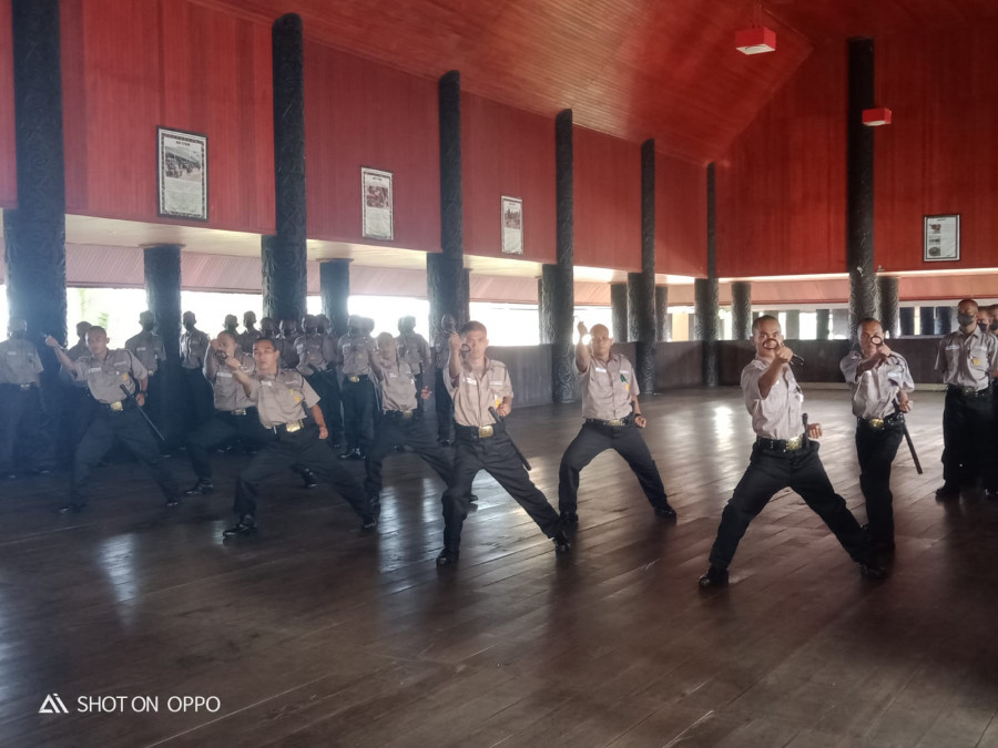 Peserta Diksar Satpam Gada Pratama unjuk ketangkasan dalam acara penutupan Diksar angkatan ketiga ( foto : Istimewa)