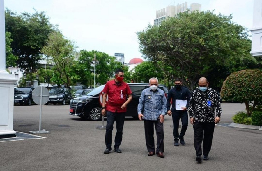 Gubernur Kaltim (dua dari kiri) saat memenuhi undangan Presiden RI Joko Widodo di Istana Merdeka (Humas Pemprov Kaltim)