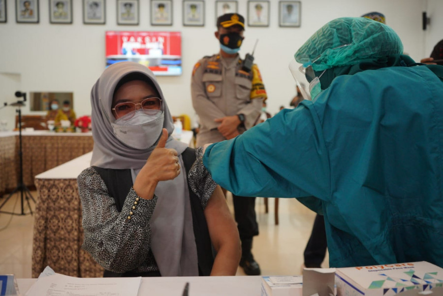 Anggota DPRD Kaltim, Puji Setyowati saat melakukan vaksinasi di Rumah Jabatan Wali Kota Samarinda, Kamis (14/1/2021). (Dok. Puji Setyowati)
