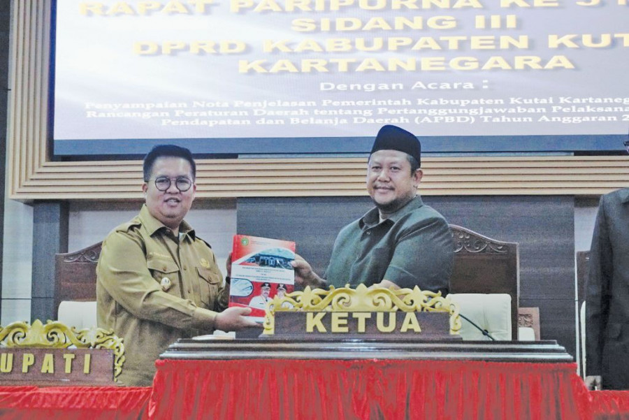Wabup Kukar Rendi Solihin sampaikan nota penjelasan APBD 2022. (Foto: Prokom)