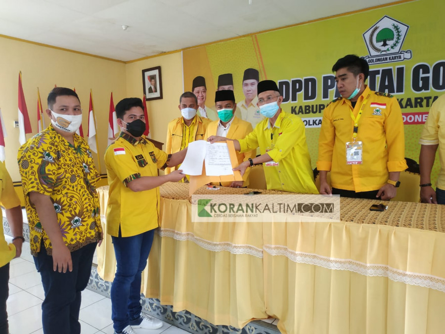 Tim Sukses, Hasanuddin Mas'ud, Jais saat mengembalikan formulir pendaftaran yang diterima oleh Ketua SC, Denny Ruslan. (Foto:sabri/korankaltim.com)