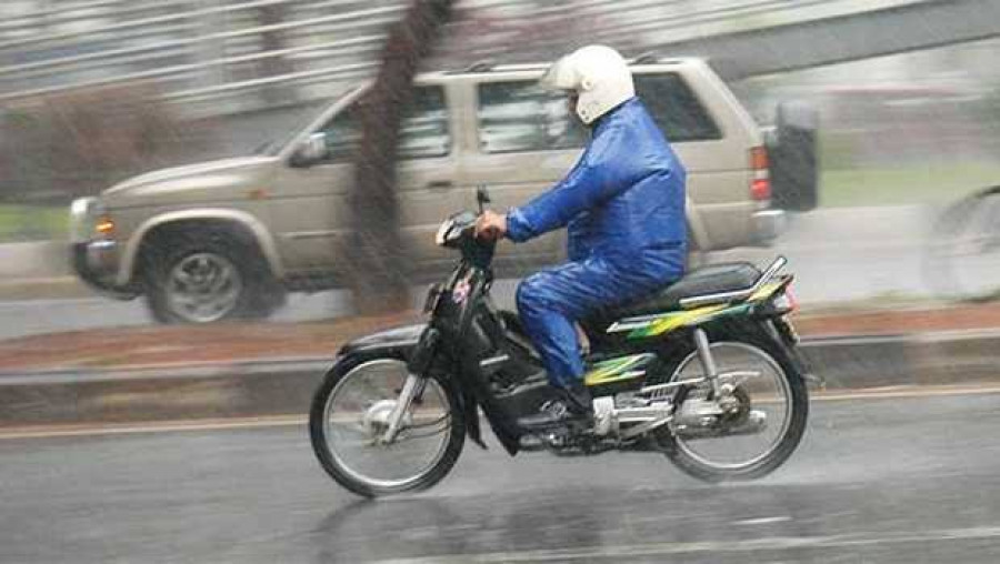 Pemudik menerobos hujan saat melintas di jalur Pantura, Widasari, Indramayu, Jawa Barat, Rabu (27/4/2022). (Foto: Antara)
