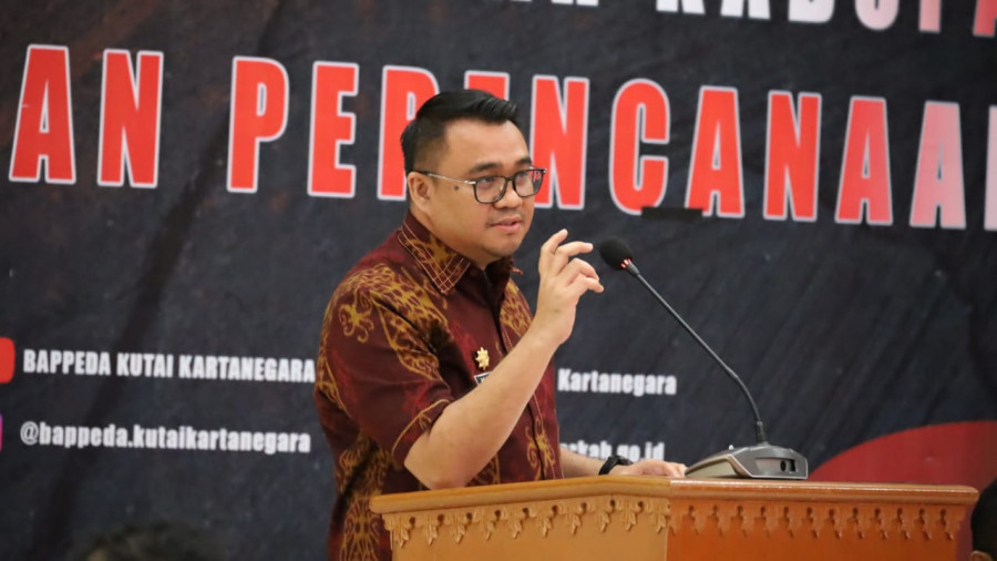 Bupati Kukar dr Aulia Rahman Basri memimpin Rakordal Evaluasi Pelaksanaan Pembangunan Daerah Semester I. (Foto: Prokom)