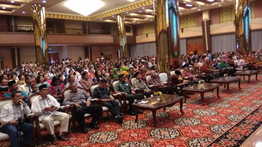Umat Buddha mengikuti Dharmasanti Waisak 2563 BE/2019 di Mahavihara Sejahtera Maitreya. Hadir pula mantan Gubernur Kaltim Awang Faroek Ishak dan perwakilan Forum Kerukunan Umat Beragama atau FKUB. (Adhi Abdhian/KoranKaltim.Com)