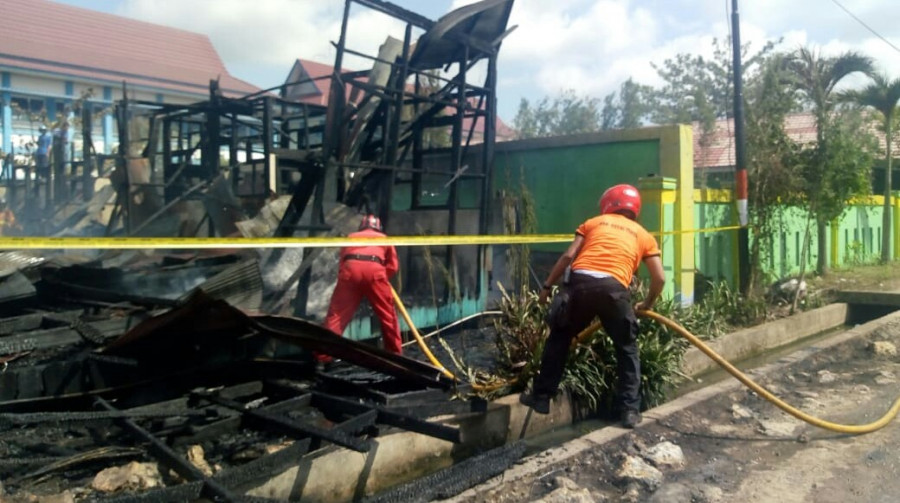 Petugas pemadam kebakaran berusaha memadamkan api