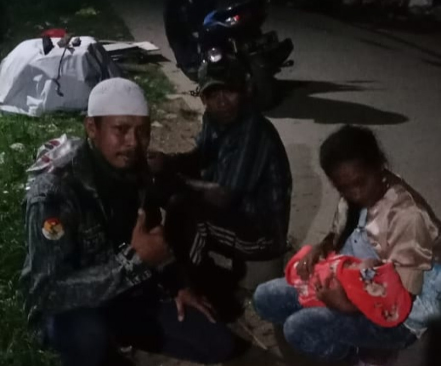 Keluarga kecil yang ditemukan warga tinggal digerobak (Foto: Istimewa)