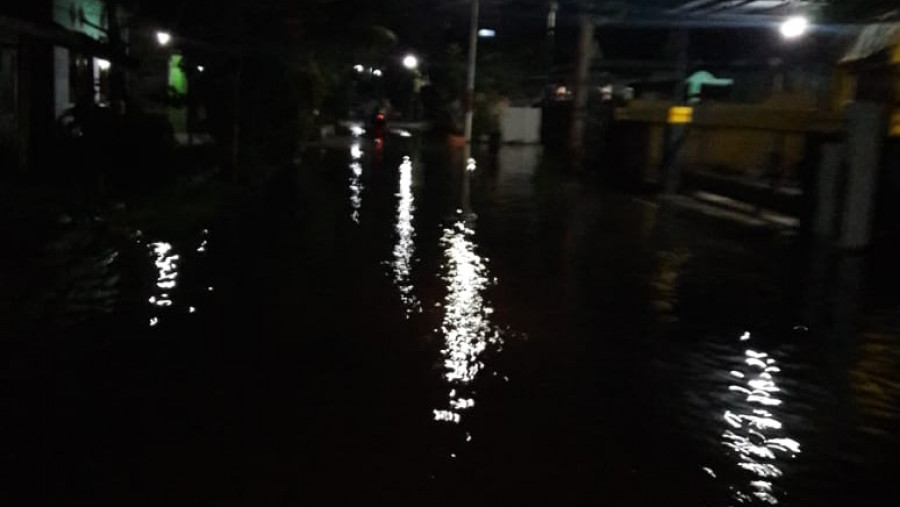 Air yang menggenangi ruas jalan di kawasan Bengkuring pukul 21.30 Wita malam tadi.