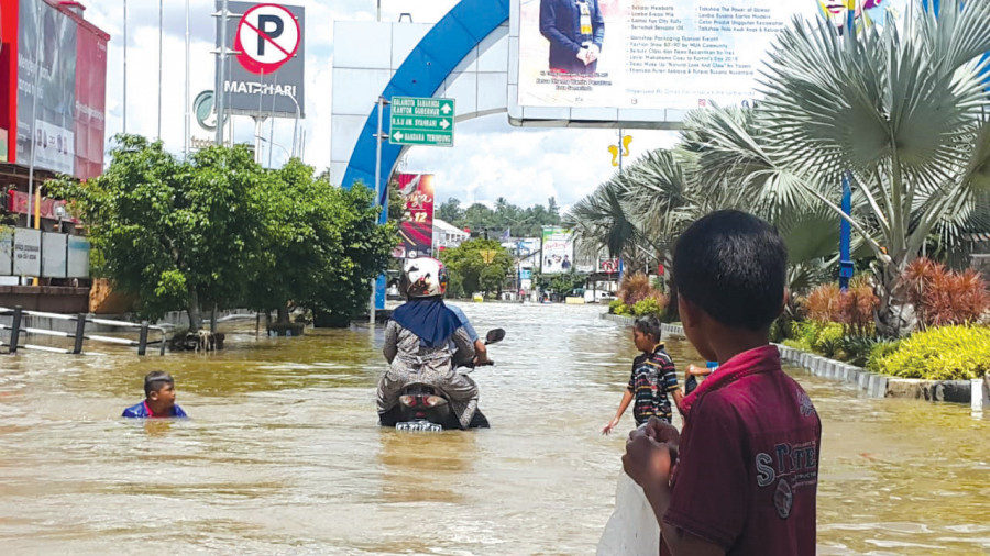 Banjir yang terjadi di Samarinda benar-benar menjadi hambatan. Bisnis hingga pemerintahan terganggu akibat musibah yang terus terulang ini. Nampak banjir yang menggenangi perempatan Mal Lembuswana ( Foto: Nancy / korankaltimcom)