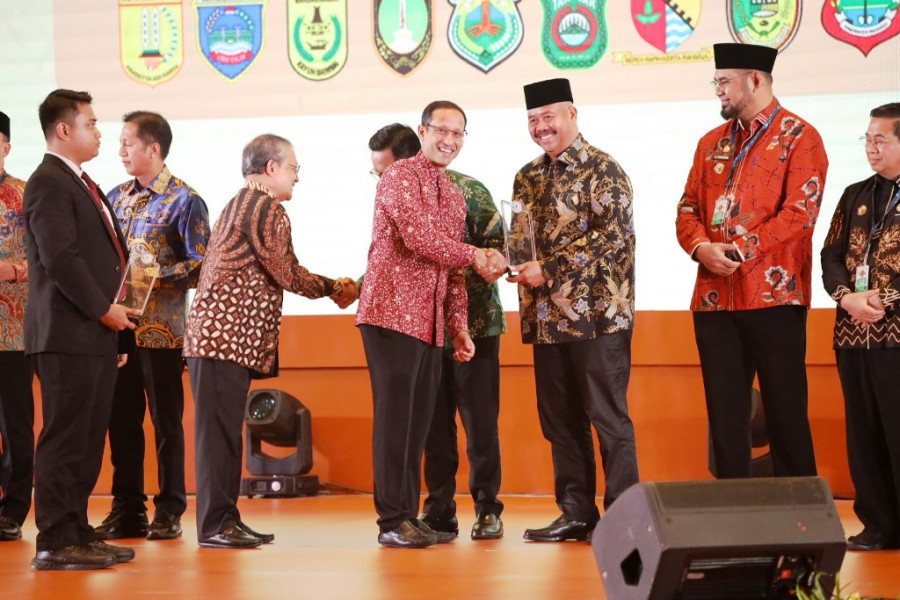 Bupati Edi menerima penghargaan dari Mendikbud Ristek RI Nadiem Anwar Makarim. (Foto: Prokom)