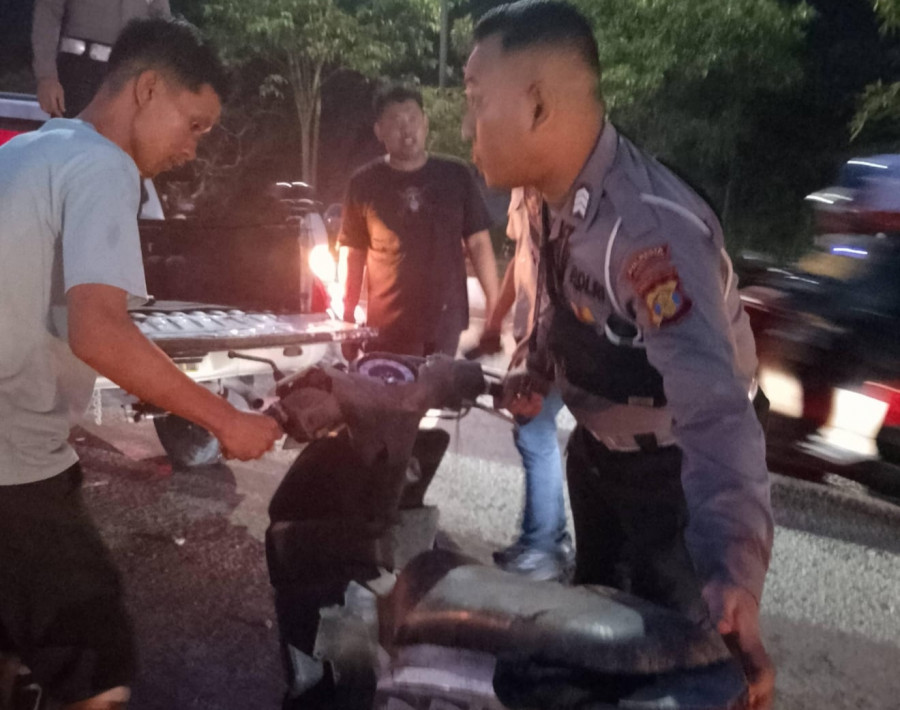 Anggota Unit Laka Lantas saat mengevakuasi sepeda motor yang terlibat laka lantas, Selasa (3/12/2024) kemarin. (Foto:Nancy/korankaltim.com)