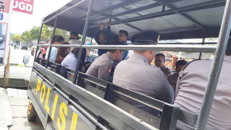 PASANGAN bukan suami istri yang diamankan di atas truk Dalmas Satuan Sabhara, Senin (23/7) pagi kemarin. ( sardiman / korankaltim )