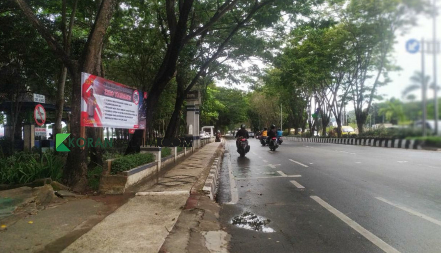 Salah satu kawasan yang menjadi lokasi para jukir liar dan melakukan pemalakan di depan Islamic Center. (Foto: Nancy/korankaltim.com)
