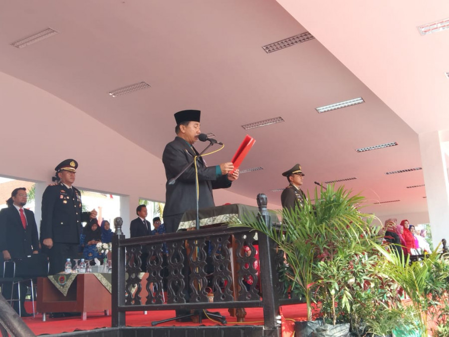 Sekda Kukar, Sunggono saat menghadiri upacara HUT ke-78 TNI di halaman kantor Bupati Kukar pada Kamis (5/10/2023). (Handayan/korankaltim.com)
