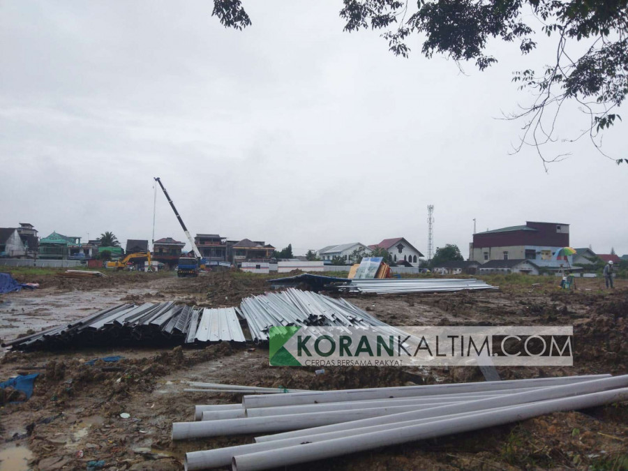 Pembangunan Pasar Tangga Arung masih terus berjalan dan ditargetkan selesai pada Desember mendatang. ( Foto: Dok.Korankaltim)