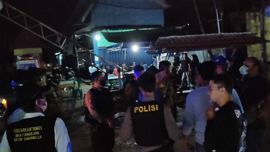 Polisi yang berada di TKP yang tengah melakukan pengamanan saat bentrokan dua kelompok Selasa (14/12/2021) tadi malam. (Foto:Istimewa)