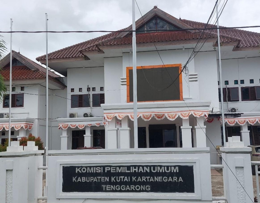 Gedung KPU Kukar. (Foto: Erlita/Korankaltim.com)