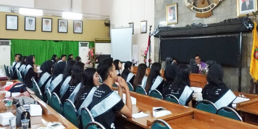 PEMBEKALAN: Sebanyak 45 putra-putri berhasil disaring dan mengikuti pembekalan dalam ajang pemilihan Duta Wisata dan Putri Pariwisata Kota Samarinda tahun 2018. (santi/korankaltim)
