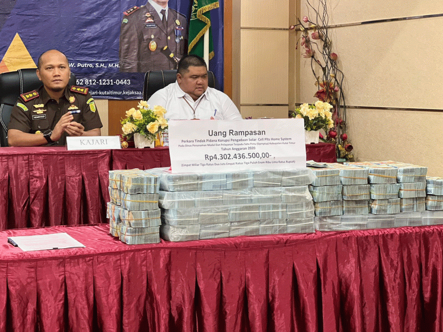 Kajari Kutim, Hendriyadi dan Kepala BPKAD Kutim, Teddy Febrian saat proses penyerahan uang hasil rampasan Rp4,3 miliar, Rabu (8/2)