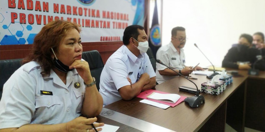 Kabid Rehabilitasi BNNP Kaltim, Iwan Setiawan (kanan), Kabid Pemberantasan BNNP Kaltim, Kombes Pol Joko (tengah) serta Risma Togi Silalahi Kabib Pencegahan dan Pemberdayaan Masyarakarat (kiri) saat konfrensi pers Kamis (5/11/2020) hari ini.(Foto: Nancy/ko